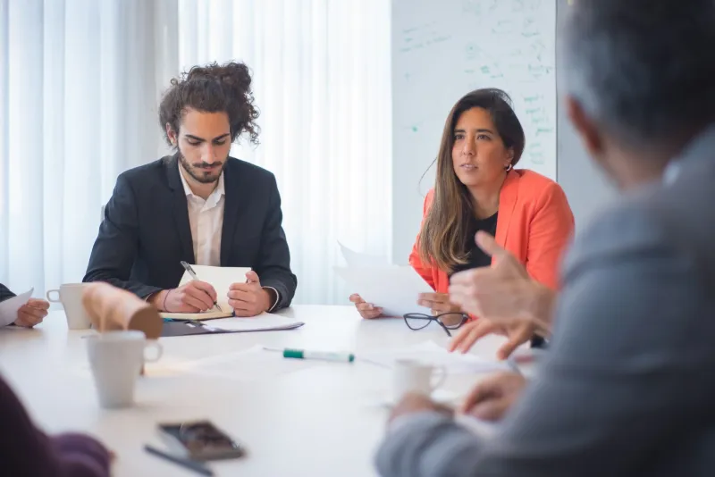 Delegar sin desaparecer: guía práctica para directivos que quieren equipos autónomos sin perder el rumbo estratégico
