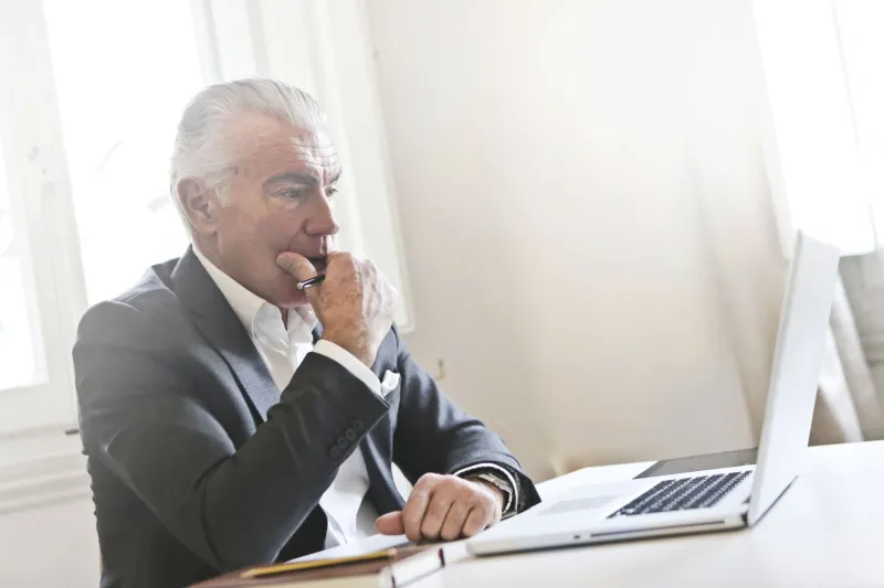 Crecer sin poder crecer: la encrucijada del directivo que se convierte en el techo de su propia organización