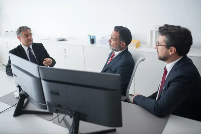 Ni ejecutivo ni directivo: cómo romper el techo invisible que paraliza a los mandos intermedios en España